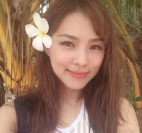 女星被曝遭富二代悔婚后,又被拍到与神秘男去妇产科,疑另结新欢