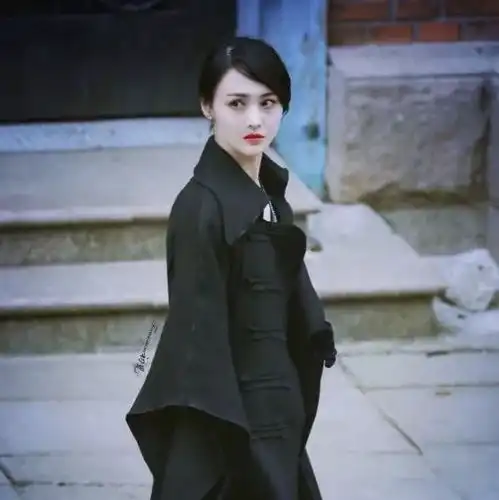 郑爽的红唇照美到上热搜,于是娜扎也晒了一组...不同颜色的口红到底应该怎么选