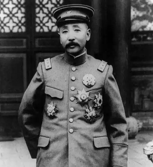 军阀比试枪法,陆荣廷抬手射落一只鸟,张作霖说他输了众人看不懂