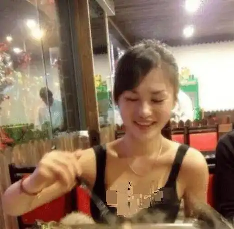 妹子穿着由蔬菜制成的裙子,是为了秀身材吸引大家的目光吧,就不会觉得尴尬吗