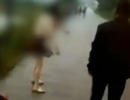惨剧小车自燃女司机跳车逃生,竟忘记开车锁丈夫和一对儿女被烧死