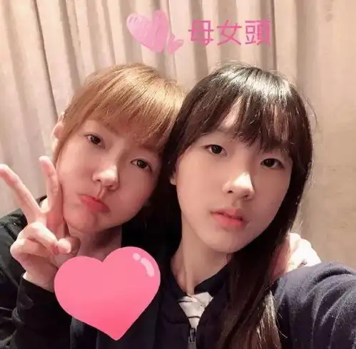 小s首次曝光化妆台,和大女儿玩自拍女人40岁就要活成漂亮小姐姐