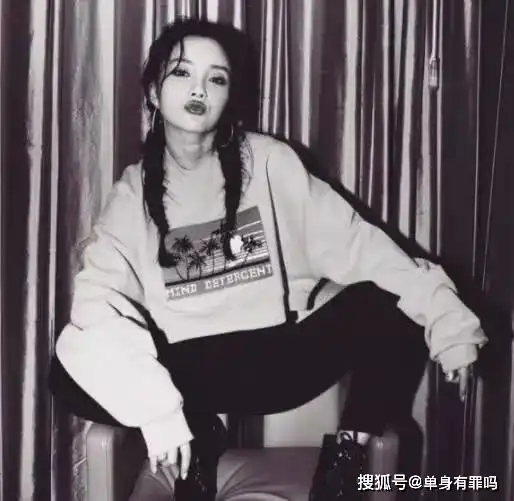 李小璐深夜po出练舞视频,嘻哈风格依旧,轻松压腿毫不费力
