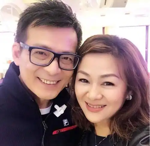 她是郭富城初恋女友,因拍大尺度而分手,如今年过50成大妈
