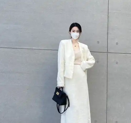 女神车晓,穿小香风高跟鞋精致又优雅,40岁烫羊毛卷秀身材