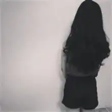 求五张女生黑白头像,不要字,背影的