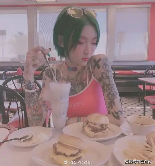 女孩全身多处纹身,霸气外露,你能接受吗