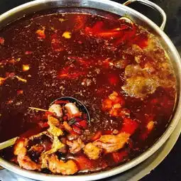 我妈想吃火锅,女朋友想吃兔子,我带她们去吃了成都最难找的兔火锅
