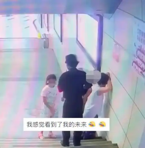 六旬奶奶同学聚会喝醉,孙女想要搀扶被拒,奶奶我自己可以