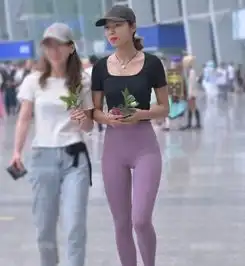 街拍美女小姐姐针织紧身短袖配紫色休闲裤,时尚中的新意
