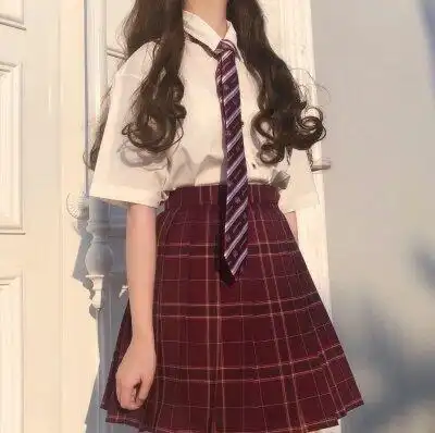 如何看待中学语文老师上传12月30日元旦晚会穿jk跳舞的视频,随后删除