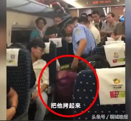 广西又现高铁霸座男,惹怒全车厢,众人将其按倒在地网友干得漂亮