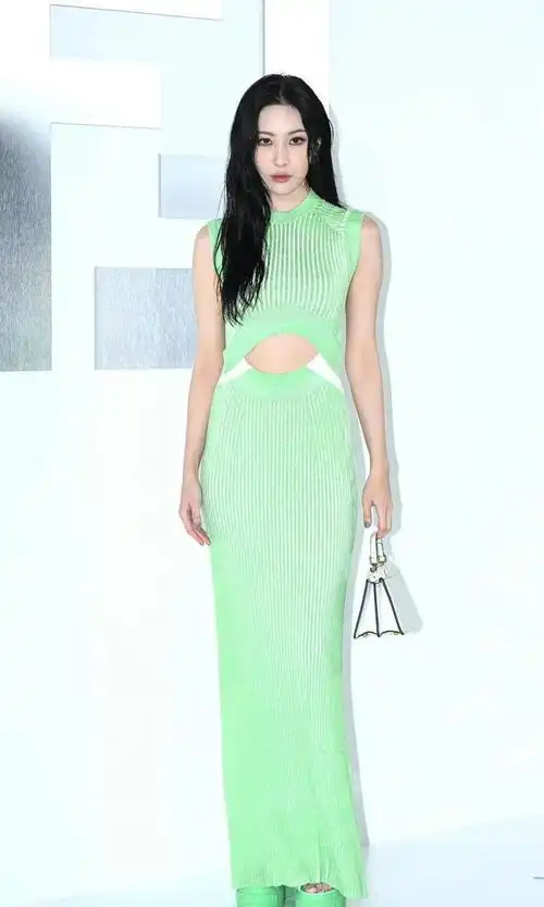 宣美活动现场穿露胃装,时髦显身材,一般女孩穿不来