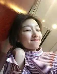 周冬雨素颜现身机场,网友咬手指呆萌样子很可爱