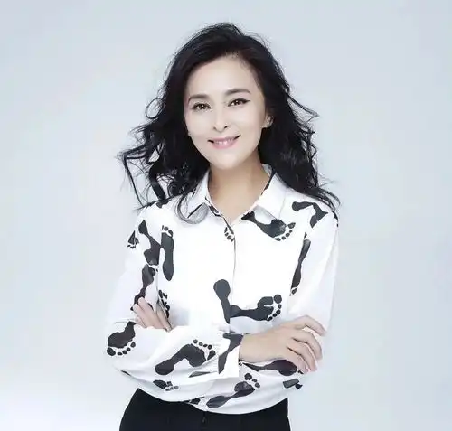 黄志忠爆红后抛弃原配,第一代琼女郎何音,为爱牺牲的13年