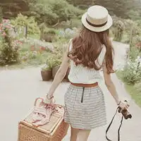 动卷发女孩微信图片微信头像图片大全