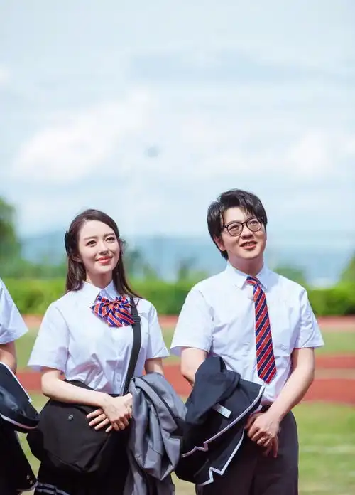 吉娜换新造型,穿学生制服书生气满满,和郎朗合体比心超恩爱