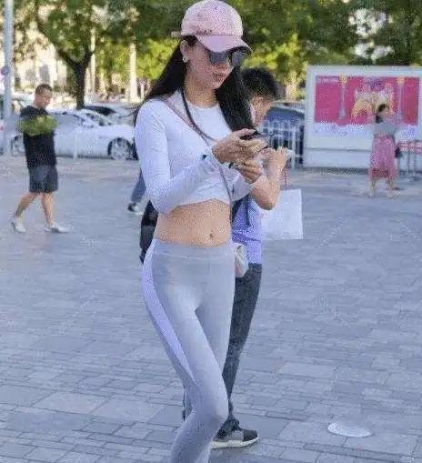 白色优雅长袖搭配灰色经典打底裤,整体搭配一致,突出腿部线条