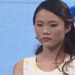 小伙称女友经常对其家暴,当场掀起衣服后,全场安静了3秒