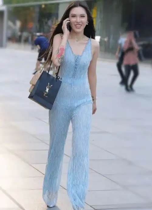 美女穿蓝色透视装出门,如同海水一般清凉养眼