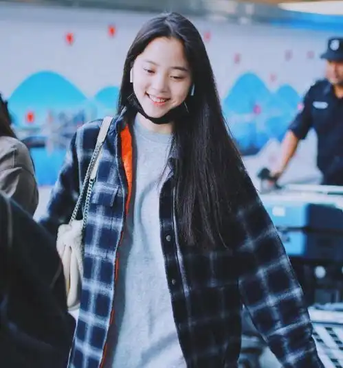 天才演奏家欧阳娜娜,男款黑白格子衫穿出少女感,梨涡溢出蜜