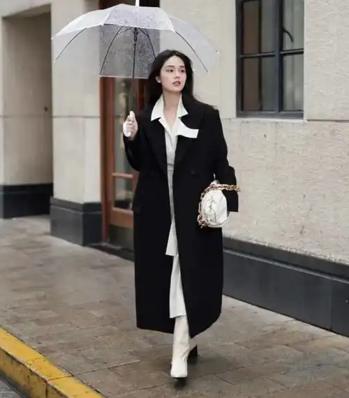 秋冬衣橱里黑色衣服最多了,不要浪费,学一下如何用黑色衣服逆袭