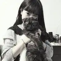 一个女孩抱着一个狗狗的黑白女生头像