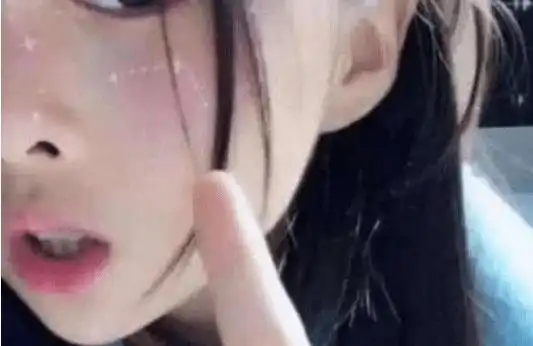 抖音13岁萝莉少女火了,失恋直播求安慰,网友回头是岸啊