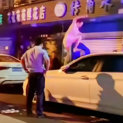 湖南女子站宝马上猛踹,撕心裂肺喊渣男是你选择了在宝马上哭