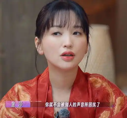 看了41岁金莎的这次表演,我发现中年女人反油腻比扮嫩更显气质