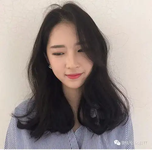 80女生都爱这款卷发,气质大方又简单