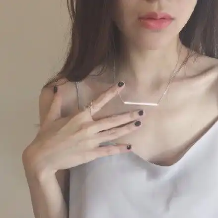 锁骨红唇不露脸女生头像