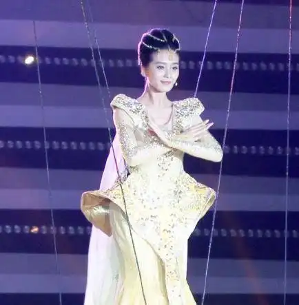 刘诗诗宋茜两大金鹰女神同框,合照太养眼,一个复古一个时尚