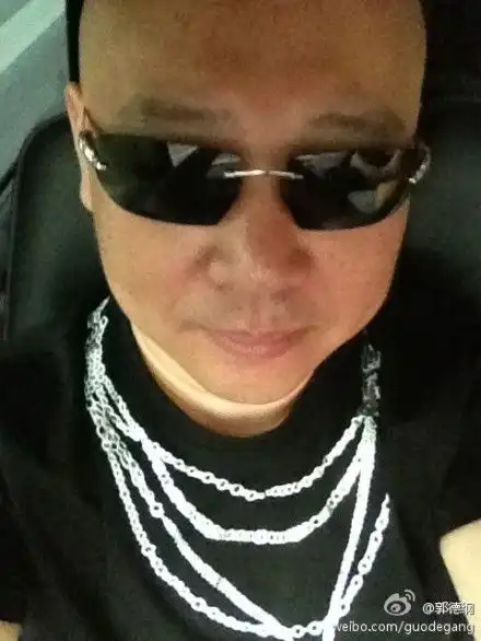 郭德纲穿银项链t恤戴墨镜显潮范儿