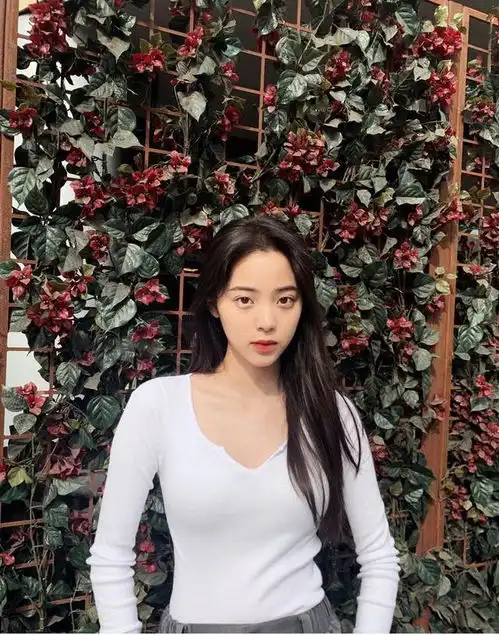 穿衣还是要学欧阳娜娜,又纯又欲的风格,也太撩人了吧