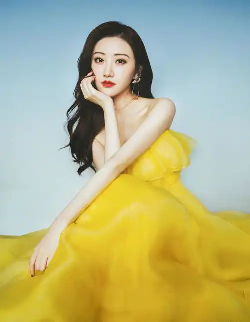 魅力女神景甜,肌肤白皙水嫩,美得让人惊叹