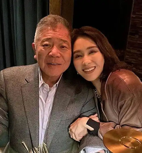 黎姿一家八口迎国庆,富商丈夫体贴陪同被特殊对待,弟弟成团宠