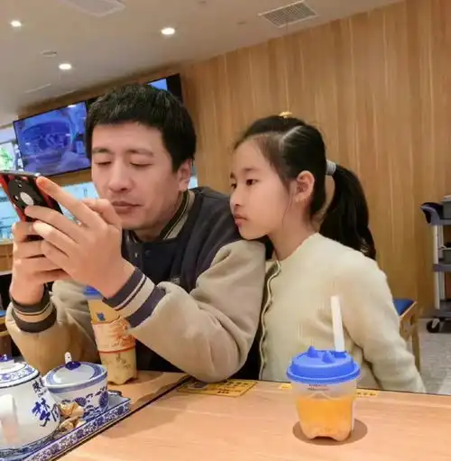 3月26日,张雪峰和女儿简直共用一张脸