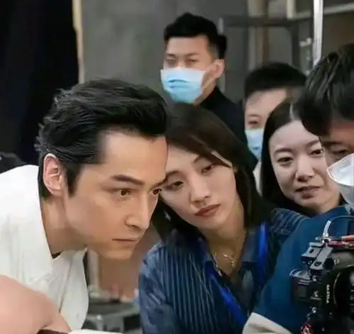 胡歌父亲节罕晒父子合影,童年胡歌好胖,爸爸年轻时和胡歌长一样