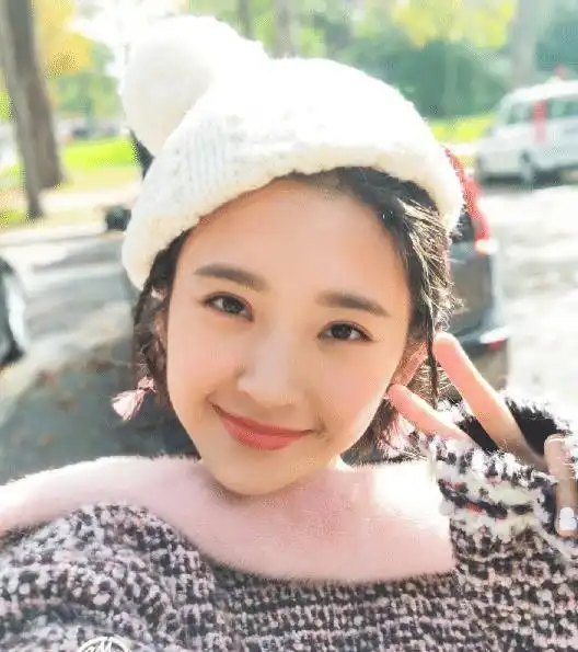 唐艺昕冬日服装甜美,给人温暖的感觉,这样搭配很出众
