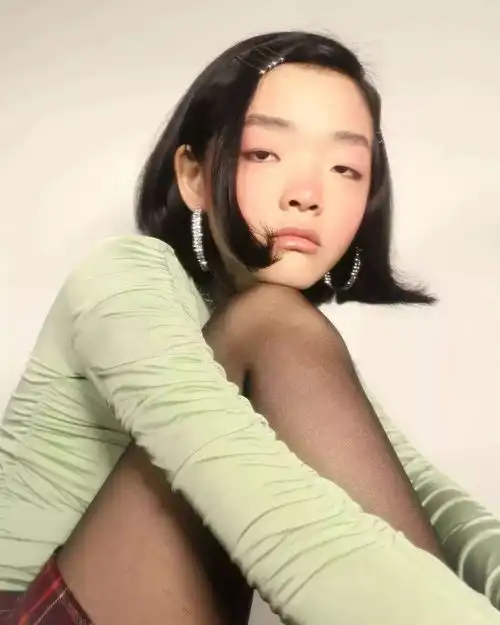 18岁姑娘,脸上全是被亚洲人讨厌的缺陷,却被diorchanel竞相追逐,还引发新一轮审美讨论