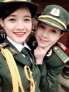 越南军装美女大集合能持枪也会玩妩媚