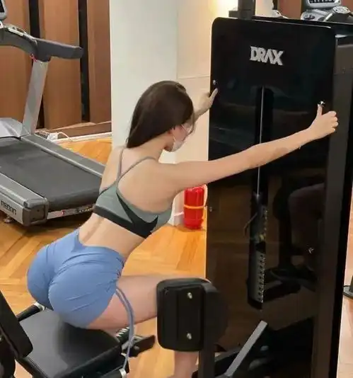 甜美颜值,尤物身材,圆润翘臀这样的健身女孩,女生都会喜欢马甲线魔鬼身材网易订阅