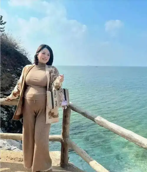 45岁女子旅游到山东旅游,晒自拍照引热议,网友微胖才是极品
