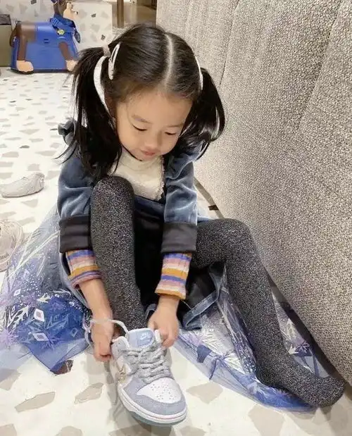 陈赫晒俩女儿漫画照正脸,小女儿剪西瓜头像假小子,安安颜值高