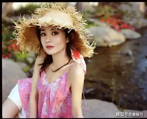 赵丽颖七夕大片曝光,粉裙配草帽变田园少女,33岁还是那么有灵气