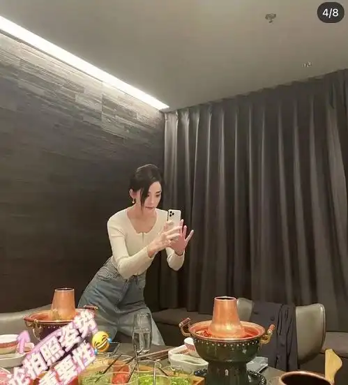 古力娜扎晒照为妈妈庆生,妈妈打扮隆重气质足,比女儿更像明星
