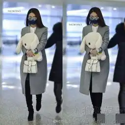 少女心泛滥赵丽颖现身机场怀抱兔子玩偶8890317