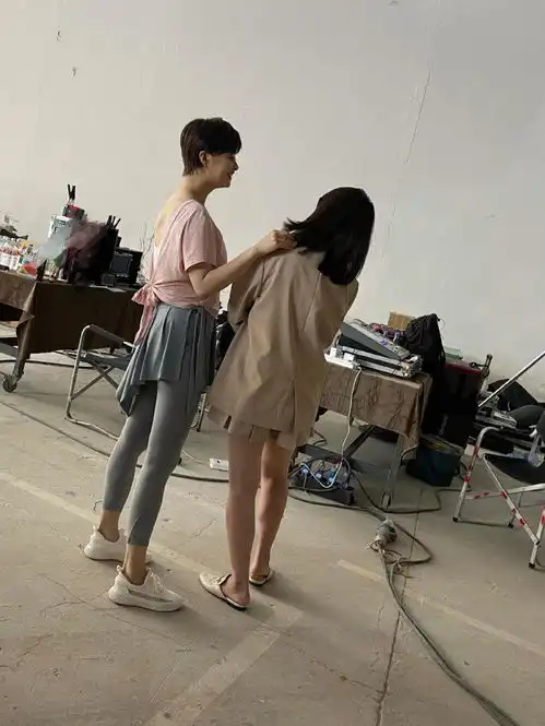 蒋欣瘦身成功穿瑜伽服秀蝴蝶骨,大长腿又细又直,近照气质太绝