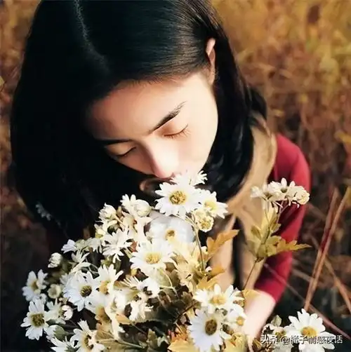 漂亮女主持趴康辉身上亲密合影引热议有修养的人,从不急着站队
